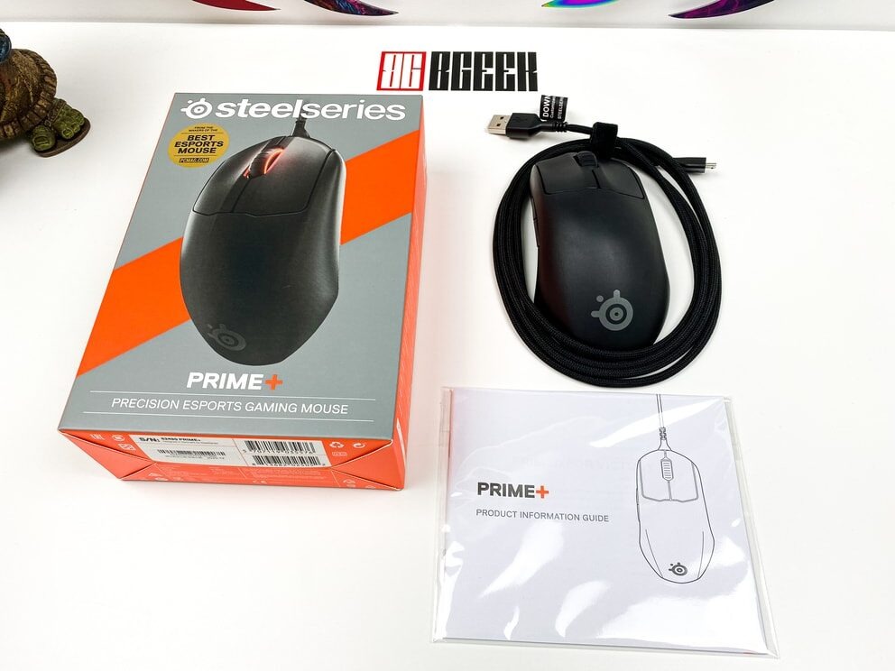 The contents of the packaging after unboxing. The mouse, cable and a leaflet.