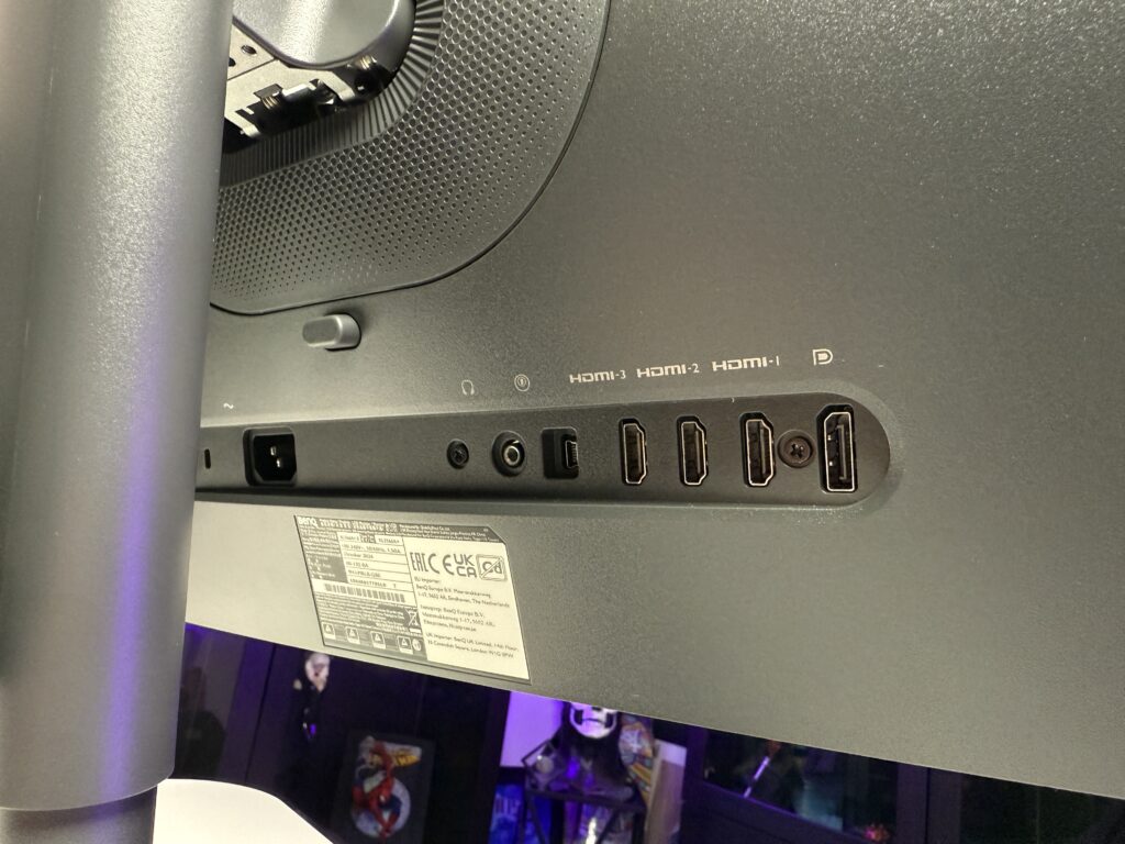 connections at the back, 3HDMI, display port, remote slot.
